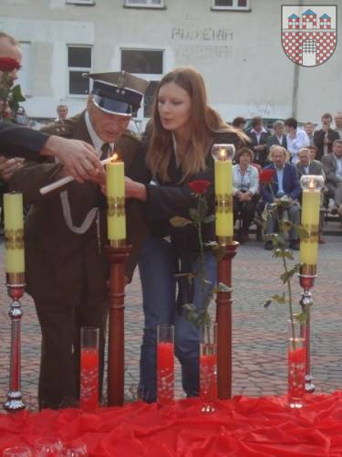 : Józef Morawiec odpalił świece w intencji ofiar czwartego roku wojny. Pomaga mu wnuczka.